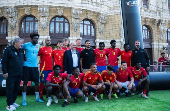 Rafael Louzán se reúne con la selección española de refugiados