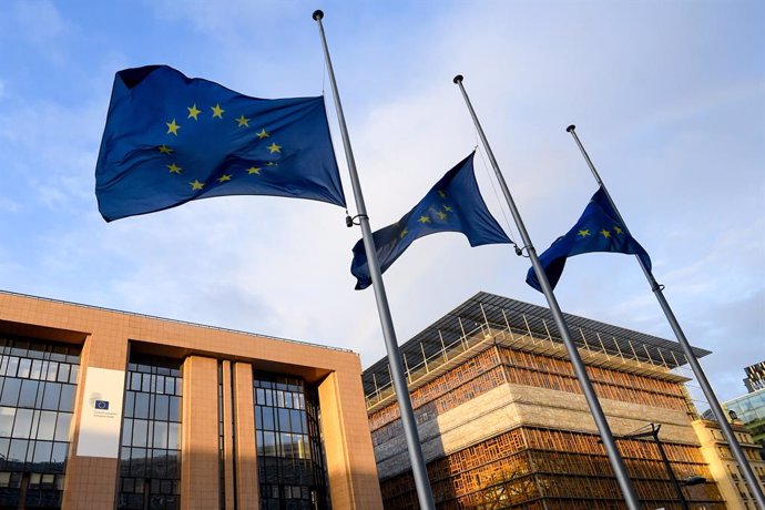 Archivo - HANDOUT - 09 September 2022, Belgium, Brussels: EU flags fly at half-mast on the headquarters of the Council of the European Union following the death of Queen Elizabeth II. Photo: -/EU Council/dpa - ATTENTION: editorial use only and only if the