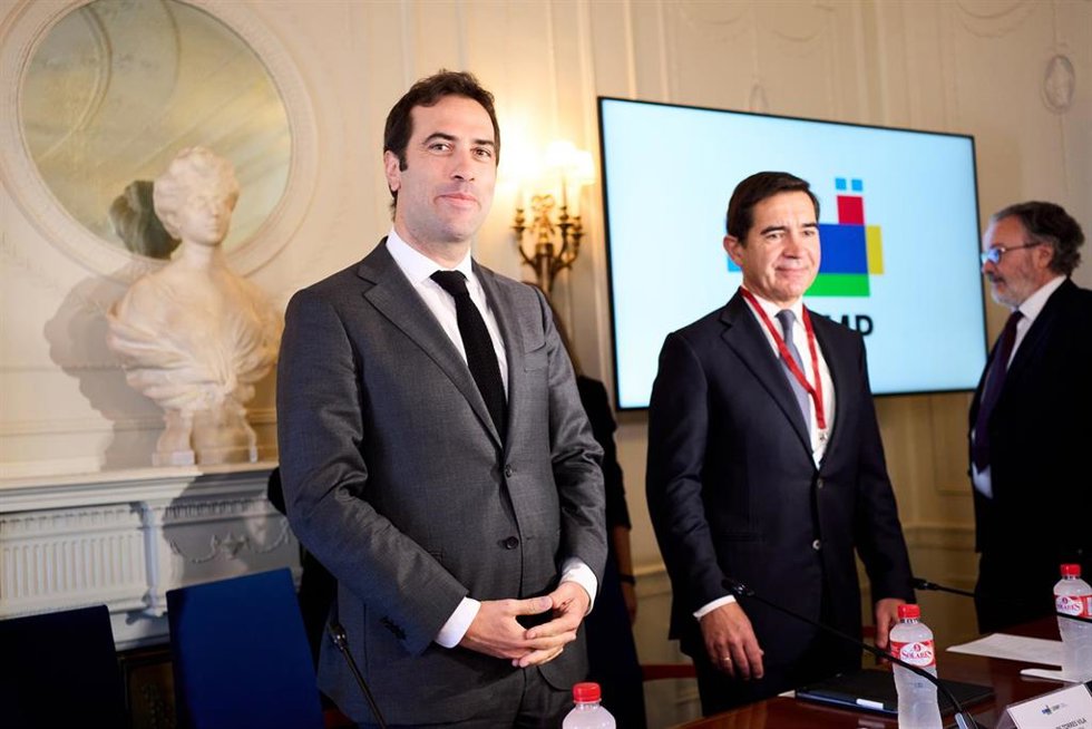 Archivo - El ministro de Economía, Comercio y Empresa, Carlos Cuerpo (i), y el presidente del BBVA, Carlos Torres Vila (d), durante la inauguración del curso de verano de la Asociación de Periodistas de Información Económica (APIE) sobre 'El rol de las 
