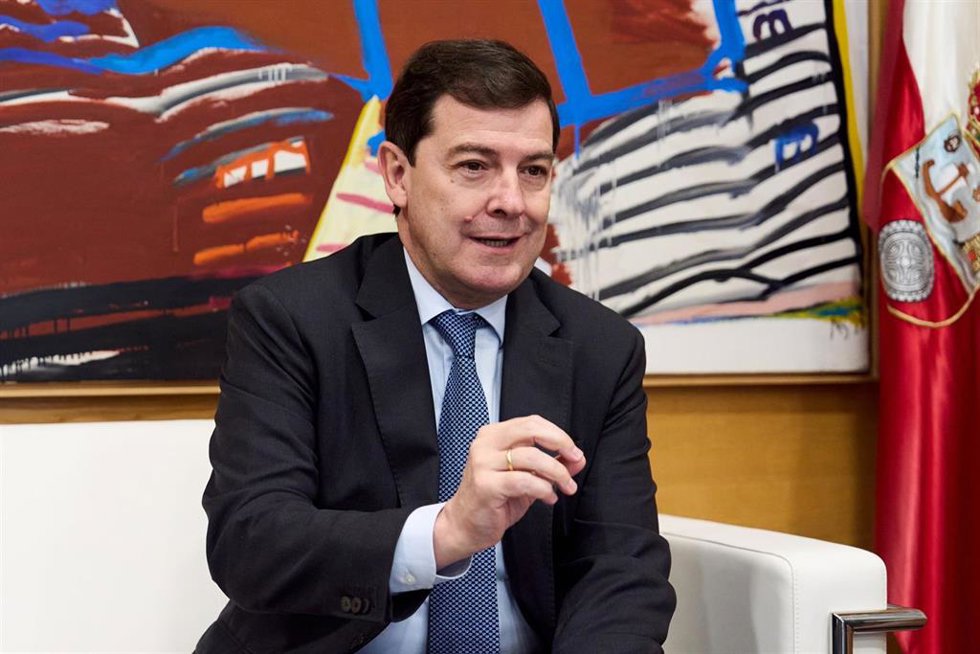 El presidente de la Junta de Castilla y León, Alfonso Fernández Mañueco, mantiene un encuentro con la presidenta de Cantabria, María José Sáenz de Buruaga, tras el acto conmemorativo del Día de Europa, en la sede del Gobierno de Cantabria, a 9 de mayo d
