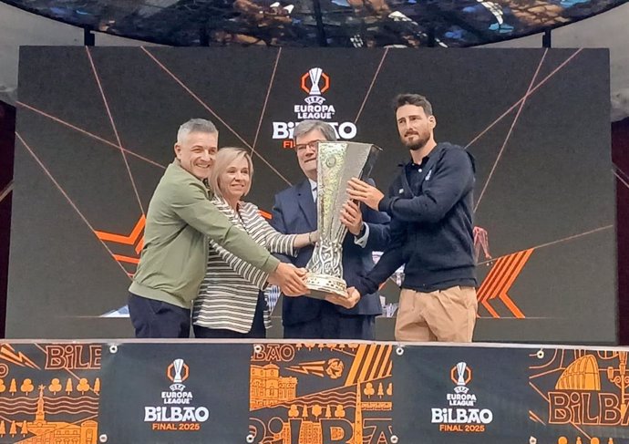 Gorka Iturriaga, Ainara Basurko, Juan Mari Aburto y Aritz Aduriz con el trofeo de la UEFA Europa League.