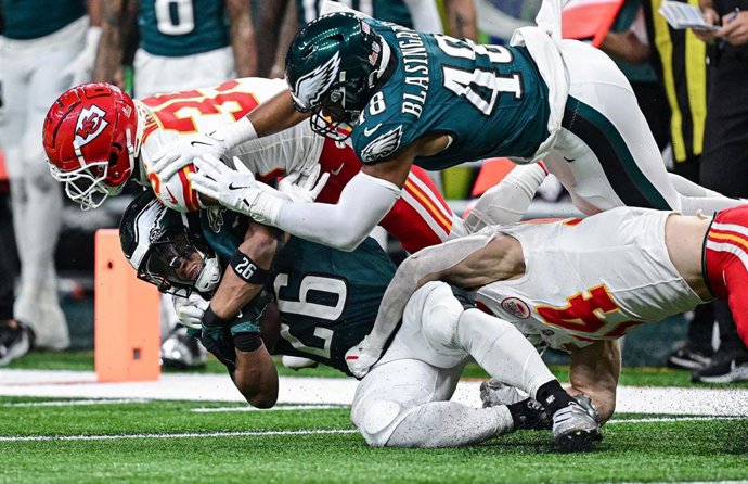 Archivo - Saquon Barkley, Jaylen Watson y Leo Chenal durante la Super Bowl entre Kansas City Chiefs y Philadelphia Eagles