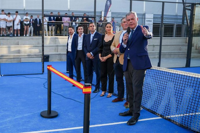 El alcalde de Sevilla, José Luis Sanz, en la inauguración del nuevo club de pádel.