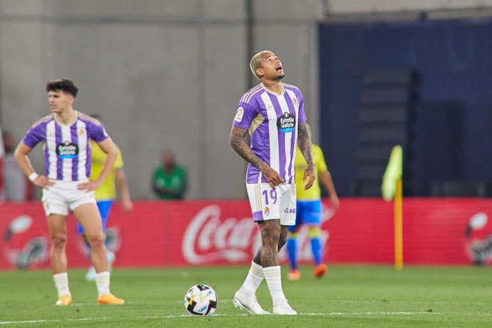 Archivo - Kenedy of Real Valladolid laments during the spanish league, La Liga Santander, football match played between Cadiz CF and Real Valladolid at Nuevo Mirandilla stadium May 19, 2023, in Cadiz, Spain.