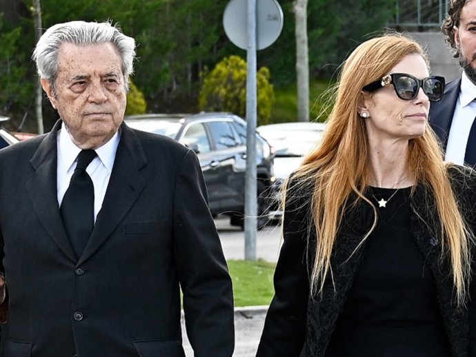 Archivo - Francisco de Paula de Borbón y Escasany, Olivia de Borbón, Francisco de Borbón von Hardenberg y Julián Porras salen del Tanatorio Parcesa La Paz de Tres Cantos, tras dar el último adiós a Alfonso de Borbón y Escasany, a 10 de mayo de 2025, en Tr