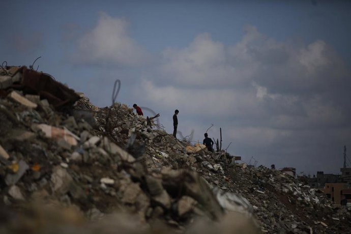 5 de maio de 2025, Bureij, Faixa de Gaza, Território Palestino: Uma visão da destruição enquanto os palestinos continuam sua vida diária com recursos limitados entre os escombros de edifícios destruídos como resultado de ataques israelenses no campo de re
