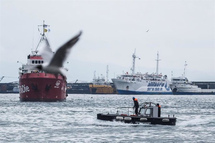 Archivo - Equipos de rescate en una operación para  sobre una lacnha con migrantes a bordo en Nápoles