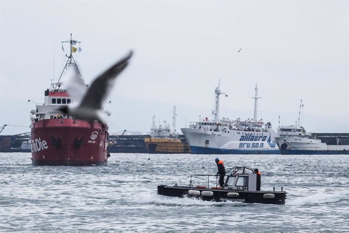Archivo - February 25, 2025, Porto, Italia: The disembarkation operations of the migrant rescue ship Sea Eye 4 at the port of Naples, Italy, 25 February 2025..  ANSA/CESARE ABBATE