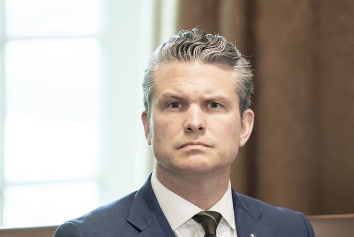 30 de abril de 2025, Washington, Distrito de Columbia, EUA: O secretário de Defesa dos Estados Unidos, Pete Hegseth, ouve durante uma reunião de gabinete realizada pelo presidente dos Estados Unidos, Donald J. Trump, na sala do gabinete da Casa Branca em 