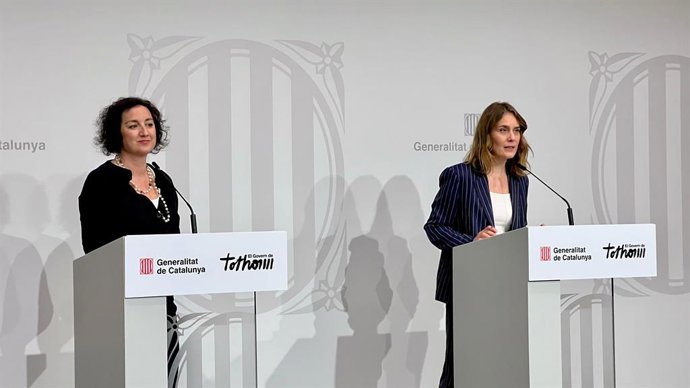 Archivo - Arquivo - A Ministra de Economia e Finanças da Generalitat, Alícia Romero, e a líder do Comuns no Parlamento, Jéssica Albiach, em uma coletiva de imprensa.