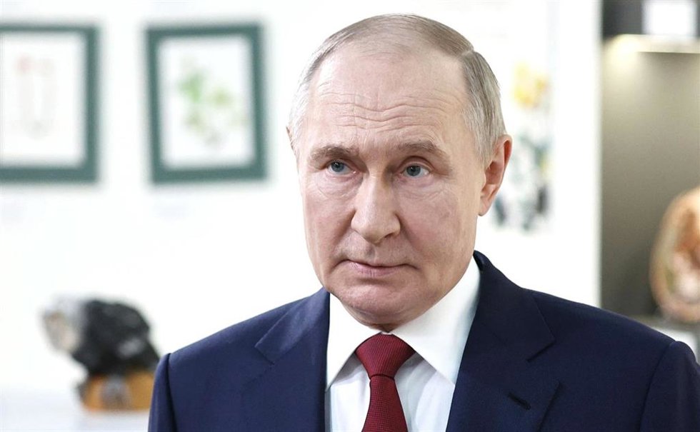El presidente de Rusia, Vladimir Putin, habla con periodistas tras su llamada telefónica con su homólogo de Estados Unidos, Donald Trump (archivo)