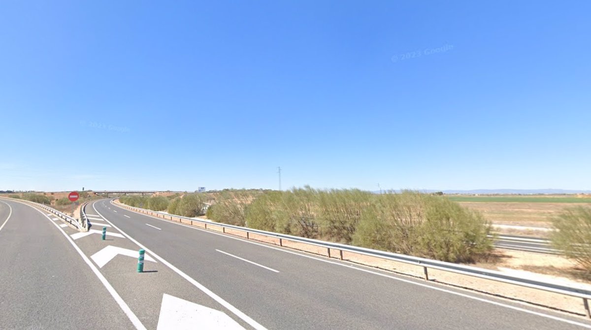 La A-43 continúa cortada en Manzanares tras volcar este martes un camión que transportaba aceite de motor