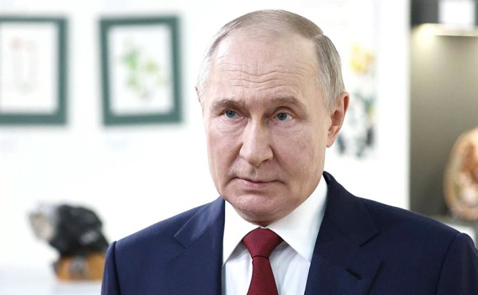 O presidente russo, Vladimir Putin, fala aos repórteres após telefonema com seu colega americano, Donald Trump (arquivo)