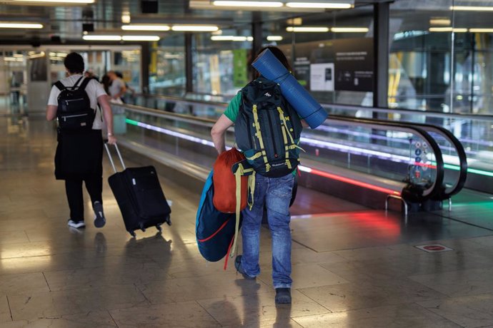 Archivo - Varias personas con equipaje en la terminal T4 del Aeropuerto Adolfo Suárez Madrid-Barajas, a 12 de julio de 2024, en Madrid (España). Muchas personas eligen el avión para su salida en las vacaciones de verano en esta segunda operación salida qu