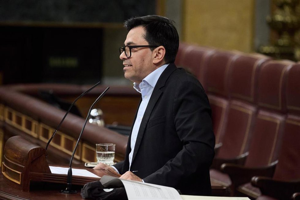 El portavoz de los Comuns y secretario primero de la Mesa del Congreso, Gerardo Pisarello, durante una sesión plenaria, en el Congreso de los Diputados, a 20 de mayo de 2025, en Madrid (España).