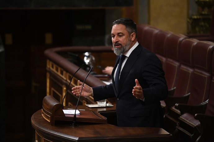 O presidente da VOX, Santiago Abascal, fala durante uma sessão plenária no Congresso dos Deputados em 7 de maio de 2025, em Madri (Espanha). O Presidente do Governo comparece ao Congresso para dar explicações sobre o aumento dos gastos.
