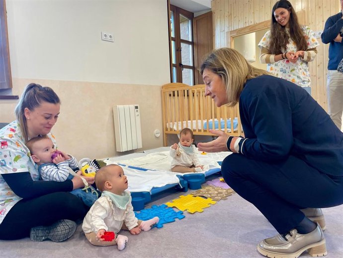 La consejera de Educación, Lydia Espina, durante su visita a la escuela infantil de Vibañu (Llanes).