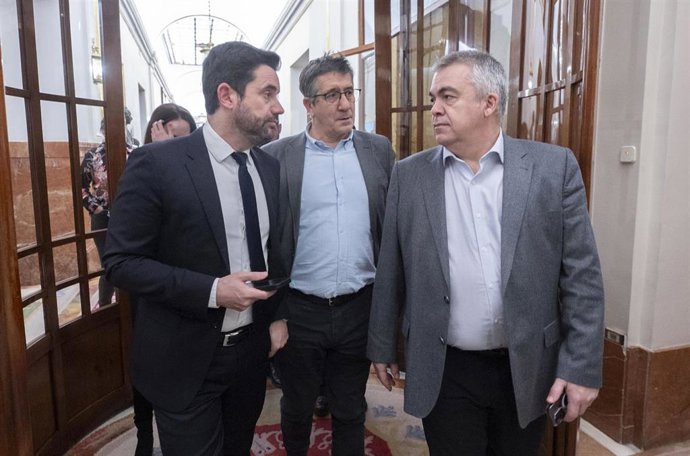 Archivo - El portavoz del grupo parlamentario socialista, Patxi López (c) y el secretario de Organización del PSOE, Santos Cerdán (d), a su salida de una sesión plenaria, en el Congreso de los Diputados.