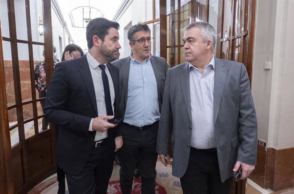 Archivo - El portavoz del grupo parlamentario socialista, Patxi López (c) y el secretario de Organización del PSOE, Santos Cerdán (d), a su salida de una sesión plenaria, en el Congreso de los Diputados.