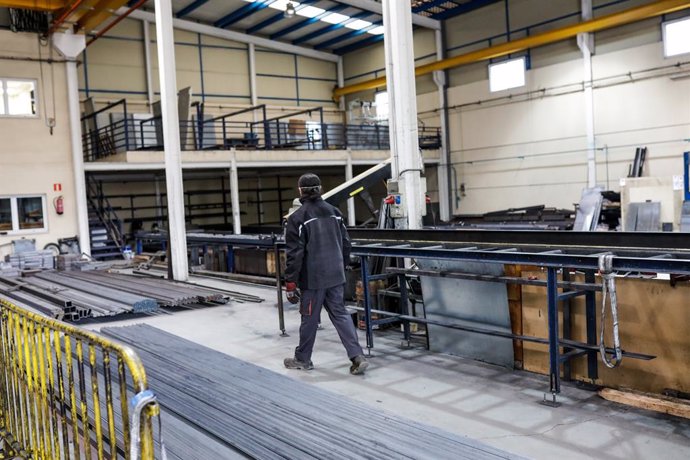 Archivo - Un hombre trabaja en una empresa de hierros del Polígono Industrial Prado Overa el día en el que se reactiva la actividad laboral no esencial en las empresas cuyos empleados no puedan teletrabajar cuando se cumple un mes desde el inicio del esta