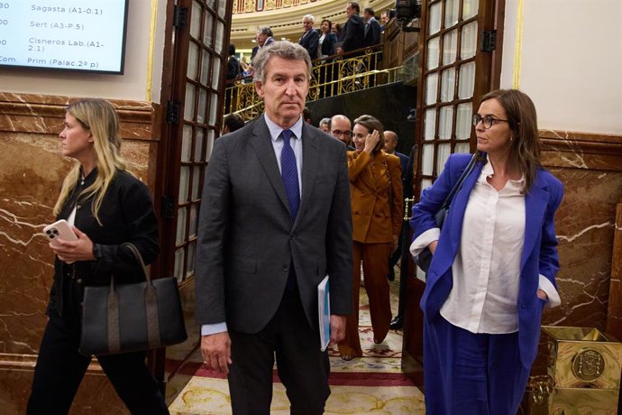 O Presidente do PP, Alberto Núñez Feijóo, saindo de uma sessão plenária no Congresso dos Deputados em 20 de maio de 2025, em Madri (Espanha). Os membros do Congresso estão debatendo, entre outras questões, a proposta de reforma do Regimento Interno do Par