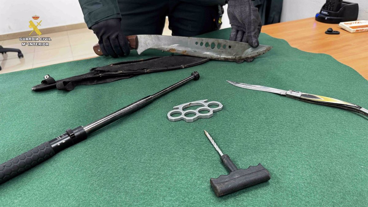 La Guardia Civil denuncia a un hombre de 37 años por portar armas prohibidas en un vehículo