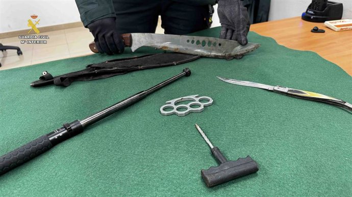 Archivo - La Guardia Civil denuncia a un hombre de 37 años por portar armas prohibidas en un vehículo