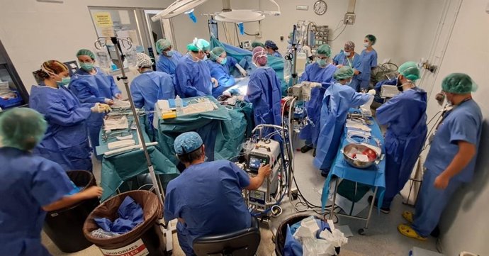 Equipo de profesionales sanitarios inmerso en una operación de donación de órganos.