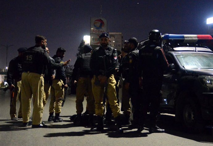 Archivo - Policías de Pakistán tras un atentado de Tehrik-i-Taliban Pakistan (TTP), conocido como los talibán paquistaníes, contra una comisaría en la ciudad de Karachi (archivo)