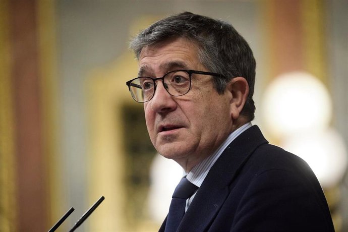 El portavoz del PSOE en el Congreso, Patxi López, interviene durante una sesión plenaria, en el Congreso de los Diputados, a 20 de mayo de 2025, en Madrid (España).