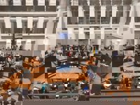 Un edil de PSOE acusa a Andrea Levy (PP) de haber dicho "que hiciera su intervención desde una sauna" y ella lo niega