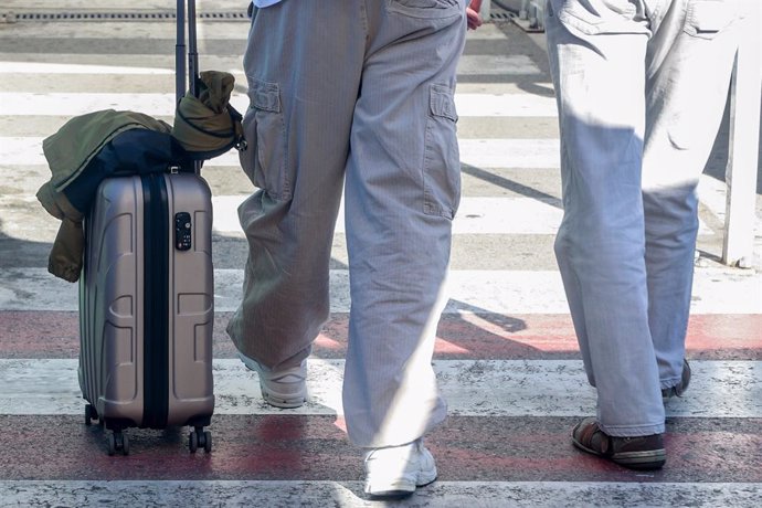 Archivo - Un hombre con una maleta a la salida del aeropuerto Adolfo Suárez-Madrid Barajas, a 4 de agosto de 2023, en Madrid (España). El Ministerio de Consumo informó ayer, 3 de agosto, de que ha incoado una serie de expedientes sancionadores a varias ae