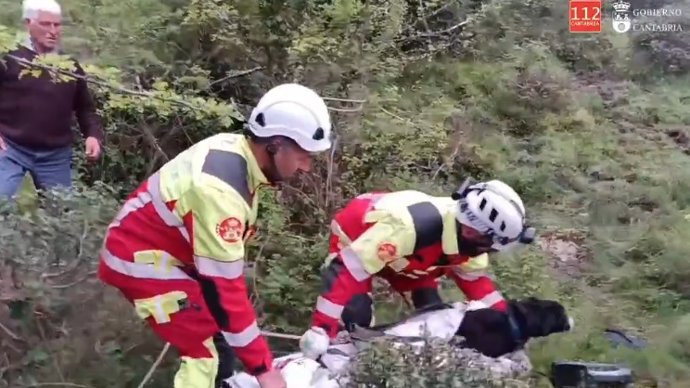 112 bombeiros resgatam um cachorro que estava em um abismo em San Sebastián de Garabandal há 20 dias.