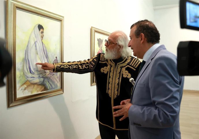 El presidente de la Diputación de Sevilla, Javier Fernández, y el artista Ahmed Ben Yessef en la presentación de su exposición en la Casa de la Provincia.