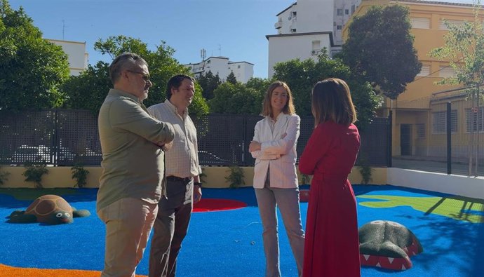 La delgada de Educación, Blanca Gastalver, reforma el patio infantil del colegio Aníbal González.