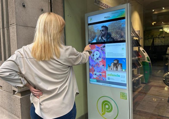 Archivo - Tótem en una oficina de turismo en la provincia de Palencia.