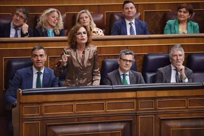El presidente del Gobierno, Pedro Sánchez, la vicepresidenta primera y ministra de Hacienda, María Jesús Montero, el ministro de Presidencia, Félix bolaños, y el ministro de Interior, Fernando Grande-Marlaska, durante una sesión de control al Gobierno, en