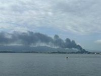 Incendio sin heridos en una fundición en un polígono de Camargo, visible en toda la Bahía