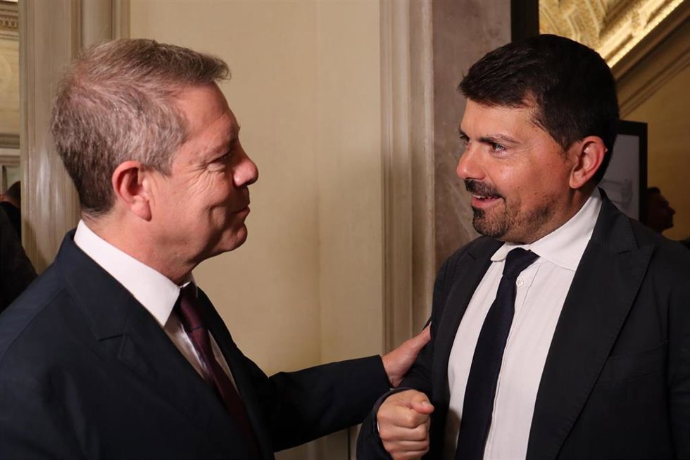 El presidente de Castilla-La Mancha, Emiliano García-Page, en Venecia con el consejero de Agricultura, Alimentación y Pesca de la Región de Emilia Romagna, Alessio Mammi.