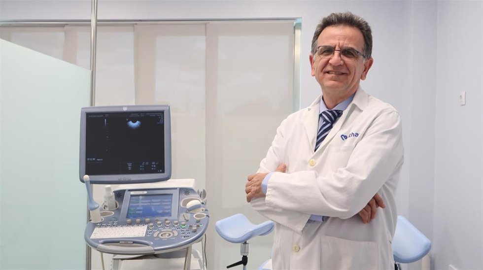 El doctor Luis Carlos García, especialista en obstetricia y ginecología del equipo Insego en Vithas Sevilla.