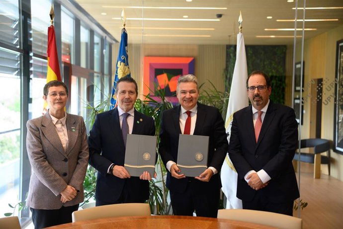 Firma de convenio entre UPV y Forética con la presencia del director general de Forética, Germán Granda