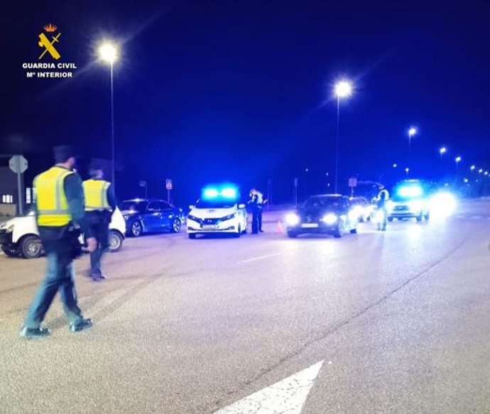 Imagen de la intervención de la Guardia Civil y la Policía de Arroyo (Valladolid) en carreras ilegales.