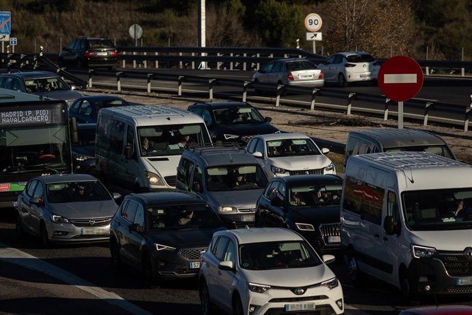 Archivo - Atasco de vehículos en la A-5, a 20 de diciembre de 2024, en Madrid (España).