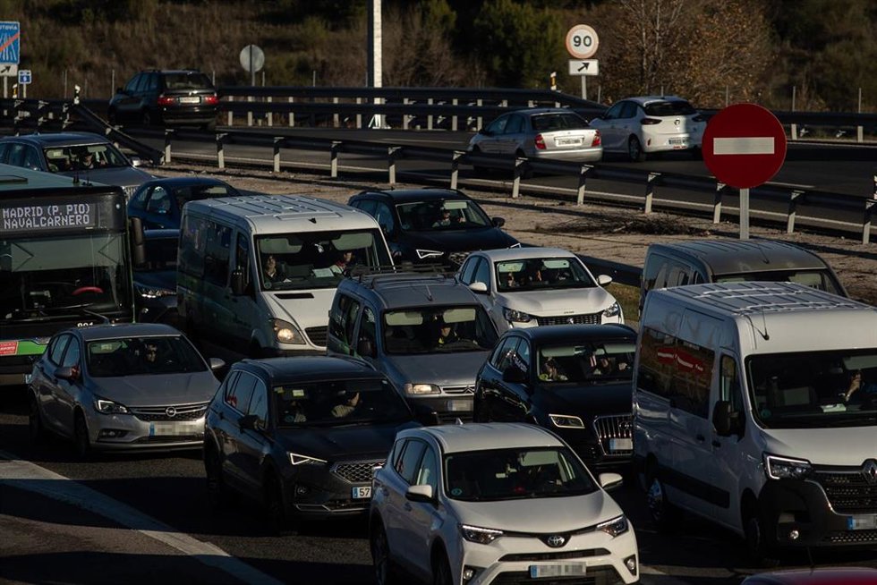 Archivo - Atasco de vehículos en la A-5, a 20 de diciembre de 2024, en Madrid (España).