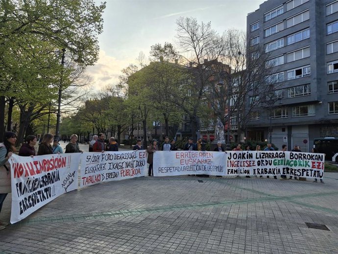 Imagen de archivo de una protesta de familias de seis colegios del modelo D-PAI contra el aumento de horas de inglés a partir del curso que viene.