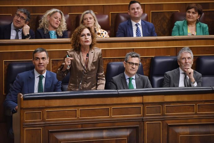 O Presidente do Governo, Pedro Sánchez, a Primeira Vice-Presidente e Ministra da Fazenda, María Jesús Montero, o Ministro da Presidência, Félix Bolaños, e o Ministro do Interior, Fernando Grande-Marlaska, durante uma sessão de controle do Governo, em