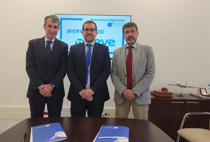El director de Aviación Sostenible de Moeve, Álvaro Macarro, el director gerente de Andalucía Aerospace, Juan Román, y el secretario general de Industria y Minas de la Junta de Andalucía, José Javier Alonso, en la firma del convenio.
