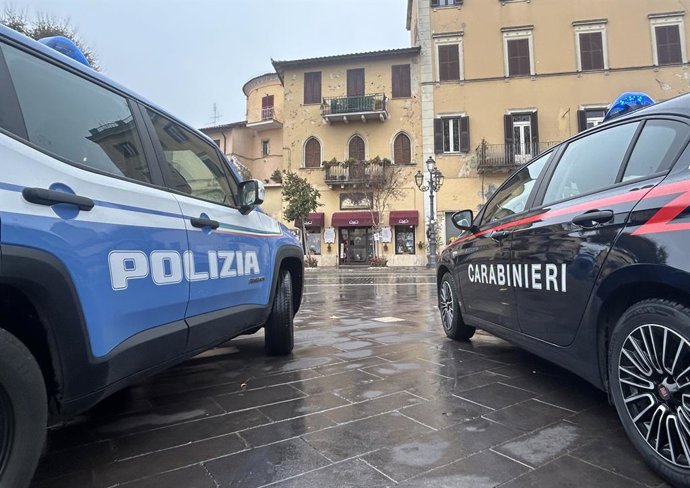 Archivo - Arquivo - FILED - 25 de novembro de 2024, Itália, Fiuggi: Dois carros pertencentes à polícia italiana e aos Carabinieri estão estacionados um ao lado do outro em frente a um prédio em Fiuggi. Pelo menos 12 suspeitos foram presos em uma operação 