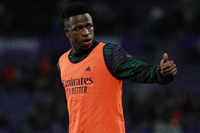 Archivo - Vinicius Junior, do Real Madrid, aquece durante a partida de futebol do Campeonato Espanhol, La Liga Santander, disputada entre Real Valladolid e Real Madrid no estádio Jose Zorrilla, em 30 de dezembro de 2022, em Valladolid, Espanha.