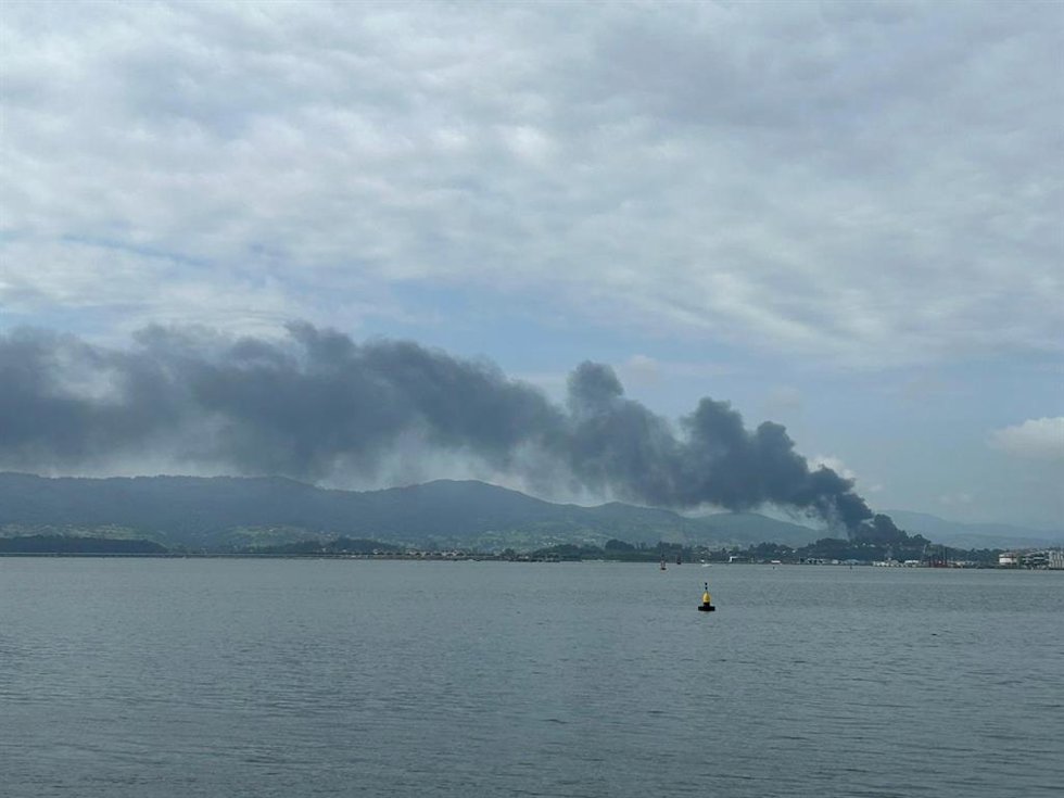 Humo generado por el incendio en la fundición